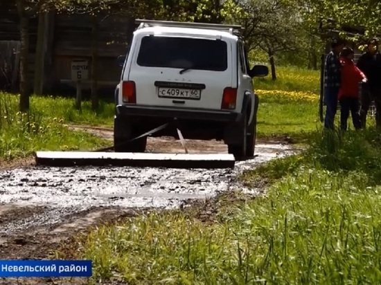 Жители невельской деревни придумали новый способ ремонта дороги