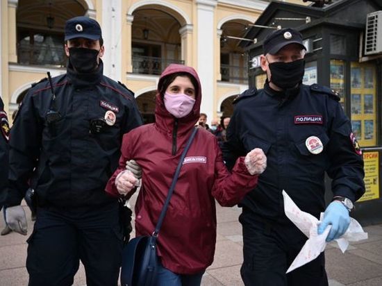 В Петербурге задержали участников акции солидарности с Ильей Азаром