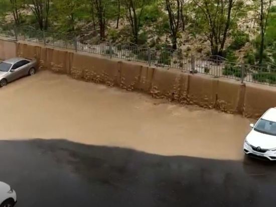 В Брянске на переулке Пилотов сняли на видео «Ниагарский водопад»