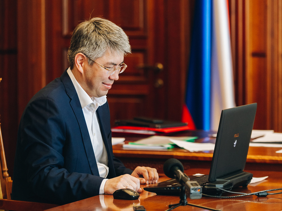 Алексей Цыденов поздравил двух новых Почётных граждан Бурятии
