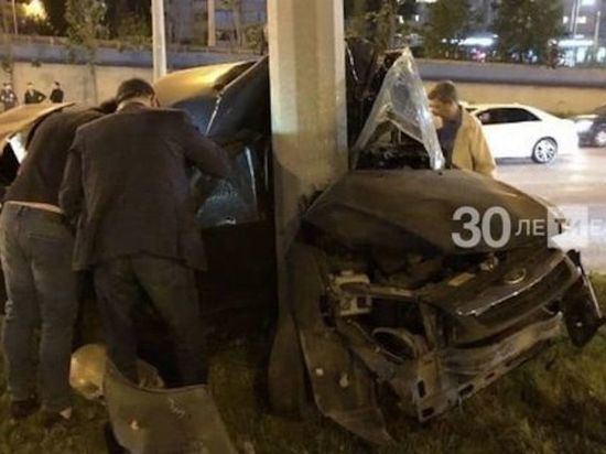 В Казани лихач на пр.Победы не справился с управлением и врезался в столб