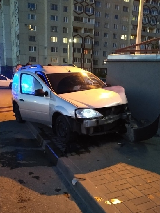 Псковские подростки угнали авто, протаранили машины и въехали в дом