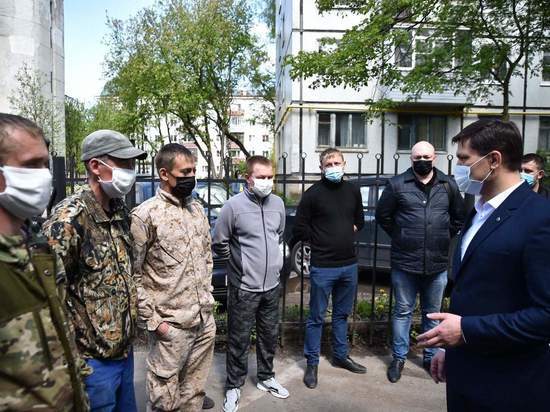 Строители спасли двух маленьких детей из горящей квартиры Строители спасли двух маленьких детей из горящей квартиры