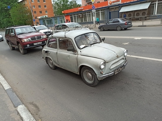 На дорогах Твери увидели раритетный автомобиль с советскими номерами
