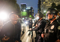 Америка столкнулась с масштабными волнениями и беспорядками, направленными против полиции