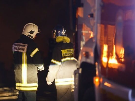 Пожарные 2 часа тушили крышу здания под Волгоградом