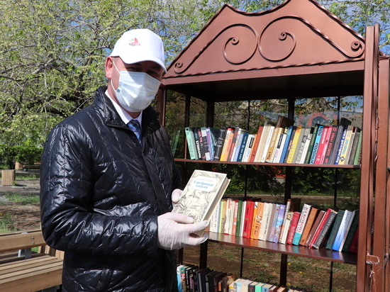 Книжный шкаф установили на центральной площади в День Читы