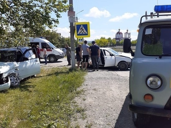 На Кубани в автомобильной аварии пострадали шесть человек, в том числе - ребенок