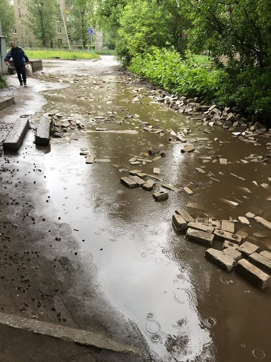 Спасаясь от потопа, ярославцы вынуждены сами мостить свои дворы кирпичами