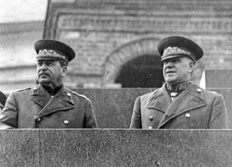 Стало известно, почему парад Победы принимал Жуков, а не Сталин