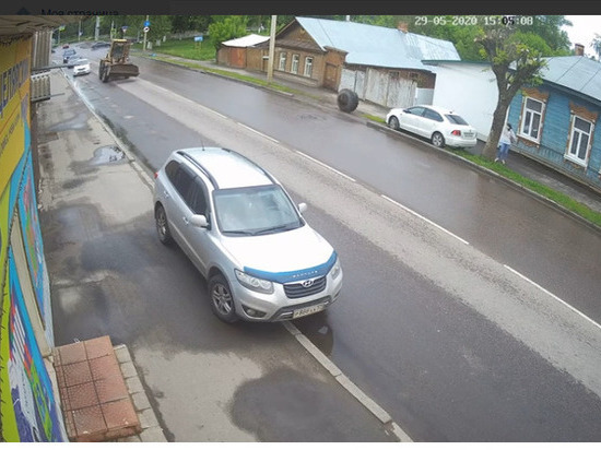 В Орле погрузчик на ходу остался без колеса В Орле погрузчик на ходу остался без колеса