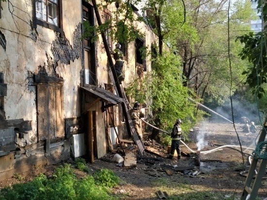 Двухэтажный барак горел в Хабаровске