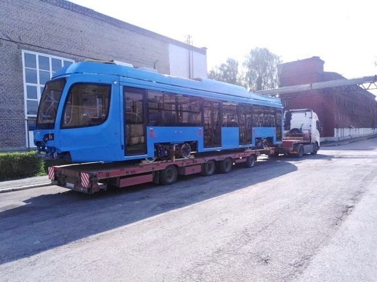 Первый в этом году трамвай экспериментальной модели выходит на линию в Новокузнецке