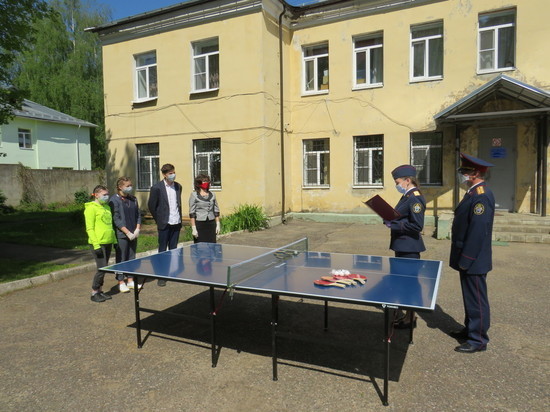 Сотрудники Следственного комитета подарили «Родничку» теннисный стол
