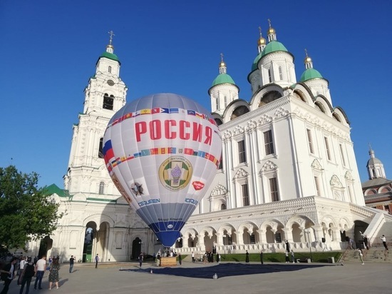 Воздухоплаватели Железноводска подняли «Россию» над Астраханью Воздухоплаватели Железноводска подняли «Россию» над Астраханью