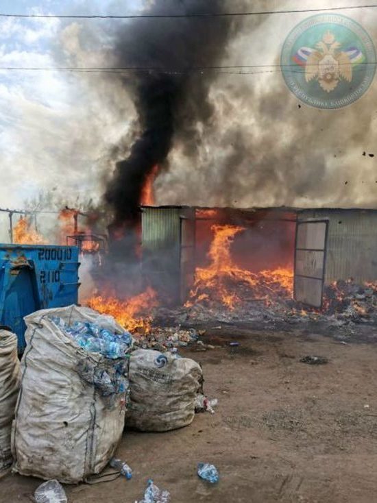 Башкирские огнеборцы потушили крупный пожар на складе