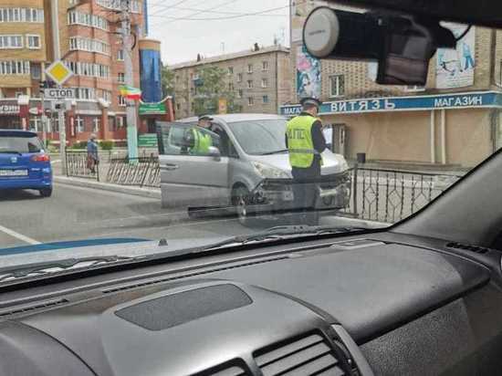 Водитель Honda в Чите снес ограждение на улице Ленина