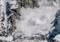 В связи с наличием большого объема снежного покрова существует серьезная опасность схода лавин