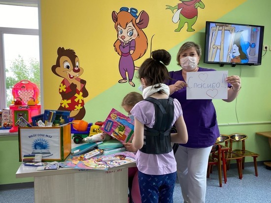 «Коробку творчества» получили маленькие пациенты Сургутской травматологической больницы