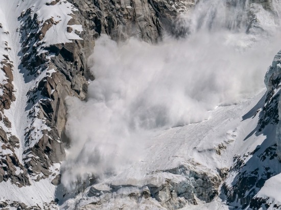 МЧС на Алтае предупреждает об угрозе схода лавин