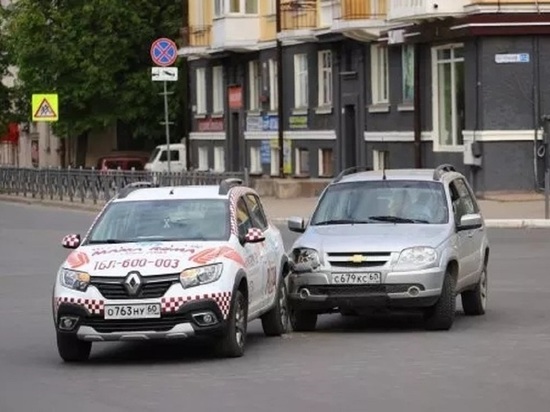 Доставщик пиццы попал в аварию на Рижском проспекте в Пскове