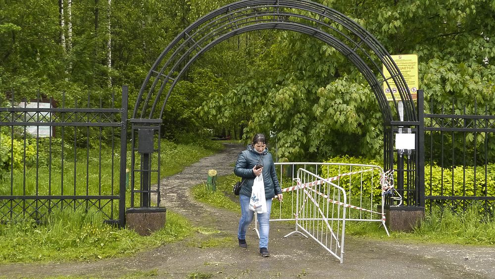 Москвичи начали робко гулять в парках: первые кадры