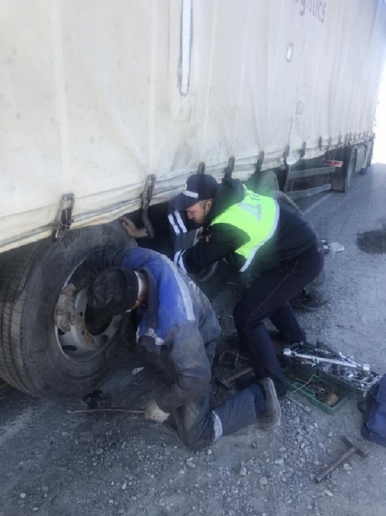 На трассе Ямала автоинспекторы помогли водителю грузовика заменить колесо