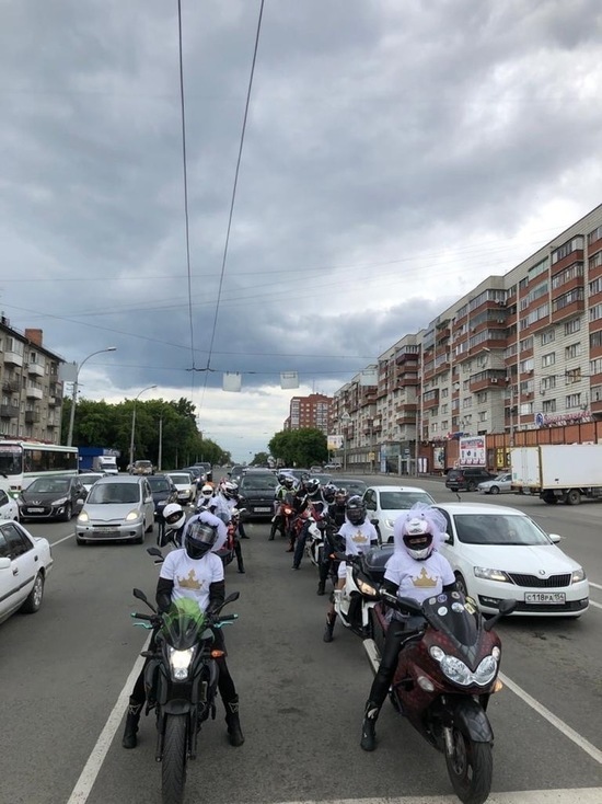 Кортеж невест-мотоциклисток прокатился по улицам Новосибирска