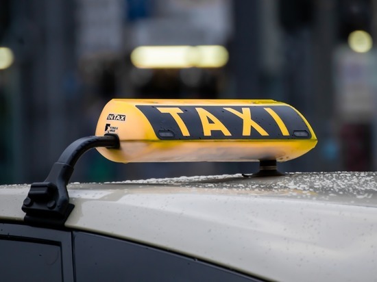 В Воронеже нашли вакансию таксиста с доходом в 200 тысяч рублей