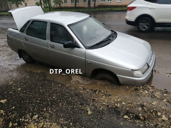 В центре Орла автомобиль провалился в асфальт В центре Орла автомобиль провалился в асфальт