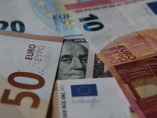 Курс евро опустился до 77 рублей впервые с начала марта