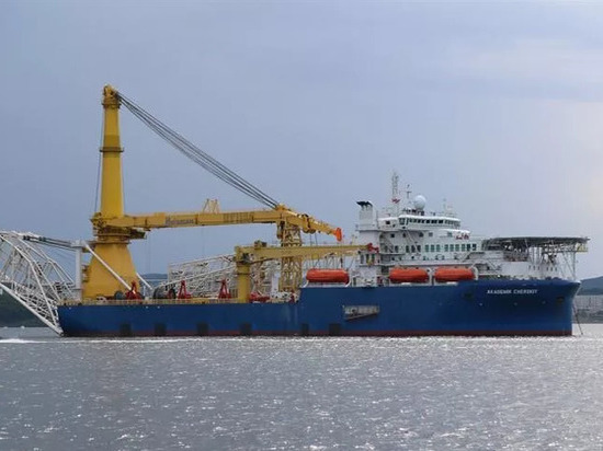 Источник в "Газпроме" пояснил, что "санкционные риски в связи с работой судна нивелированы".