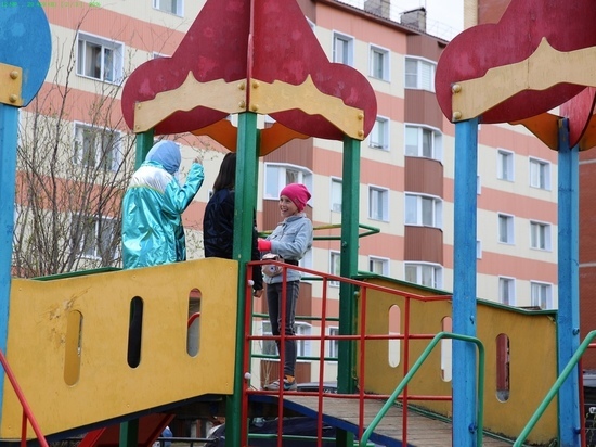 В Салехарде детские площадки проверили на безопасность
