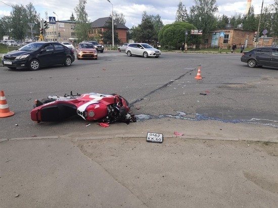 19-летний водитель ВАЗа сбил мотоциклиста в Великих Луках