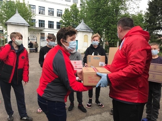 Смоленские волонтеры навестили с подарками ребят из детского дома