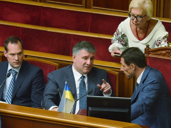 Депутаты Рады собирают подписи за отставку главы МВД Украины