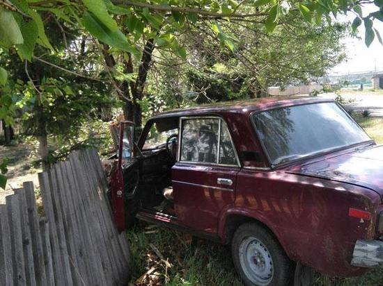 В Хакасии водитель, убегая от инспекторов, протаранил забор, а потом дерево