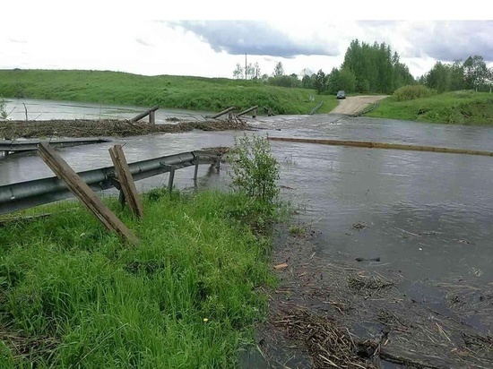 В Гаврилов Посадском районе поднявшаяся река затопила мост