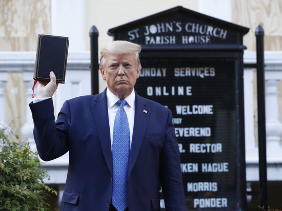 Зачем президент фотографировался у церкви с Библией в руке