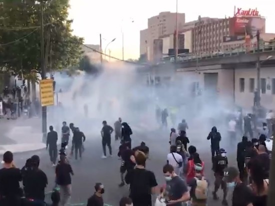 В Париже акция против насилия переросла в столкновения с полицией
