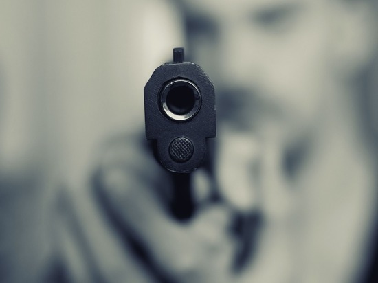 Житель Колымы убил друга сына из пистолета