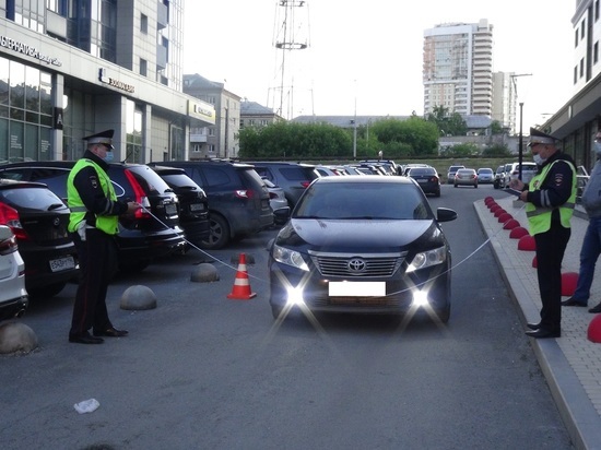 Подросток попал под машину в екатеринбургском дворе