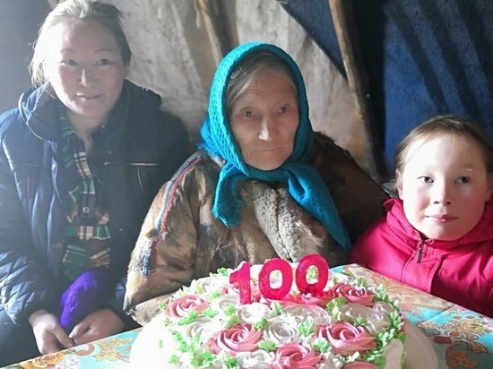Жительнице Ямала на 100-летний юбилей чиновники подарили шесты для чума