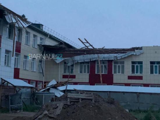 В селе на Алтае ветер сорвал школьную крышу