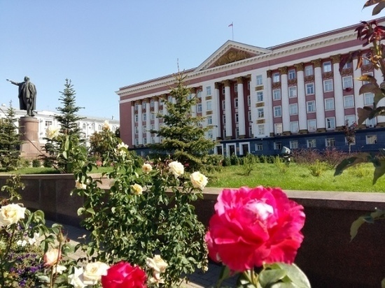 На свое 20-летие курянка нарвала букет роз у областной администрации