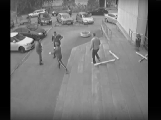 Опубликовано видео, как убитый Росгвардией похититель обоев угрожал ножом продавцам