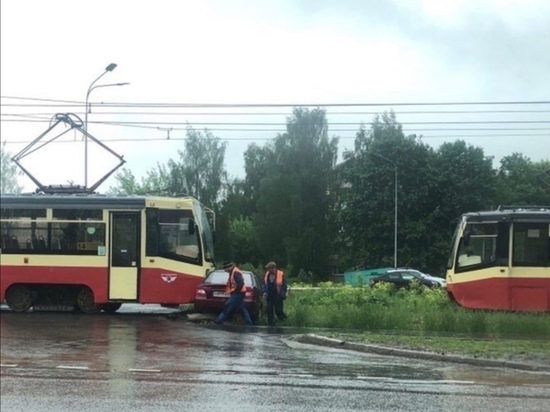 Трамвай поддел легковушку в Туле
