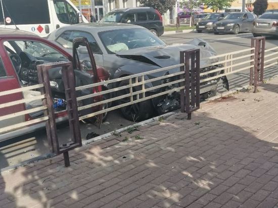 В Брянске водитель-лихач протаранил ограждение на «Туристе»
