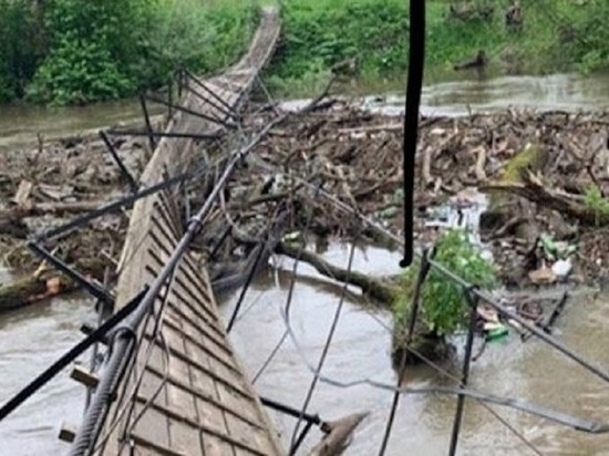 Водой снесло соединяющий Калужскую и Московскую области мост