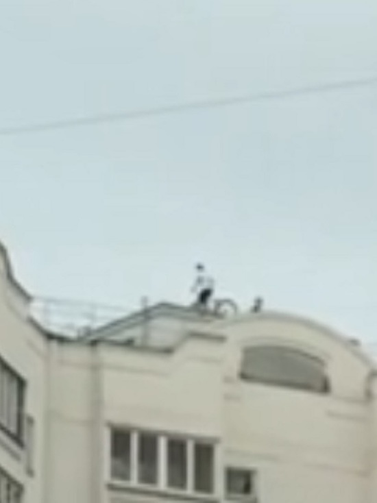 В Иваново подростки гоняют на велосипедах по крышам многоэтажек